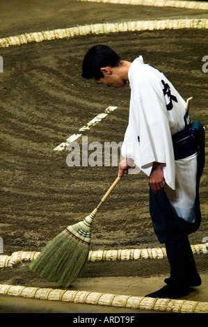 Un fonctionnaire balaye l'anneau au sumo Ryogoku stadium à Tokyo au Japon Banque D'Images