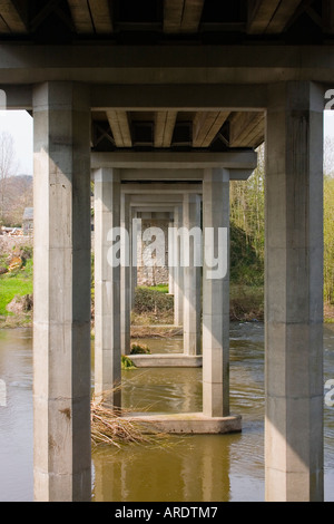 Voir sous le nouveau pont enjambant la rivière Wye à Hay UK Banque D'Images