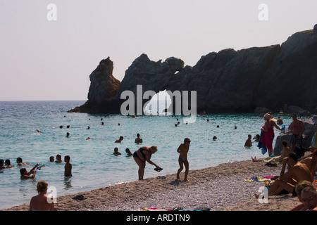 Day trippers à plage de Lalaria sur l'île de Skiathos et la mer au large de la Grèce Banque D'Images