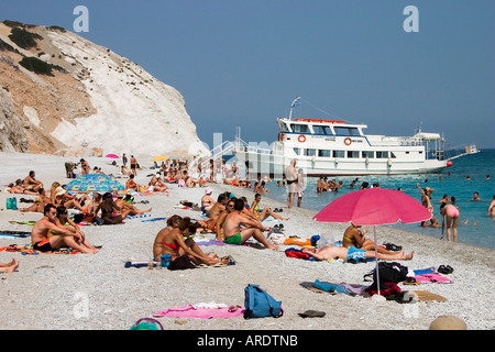 Day trippers débarqué d'un bateau de croisière au soleil sur plage de Lalaria Kos Grèce Banque D'Images