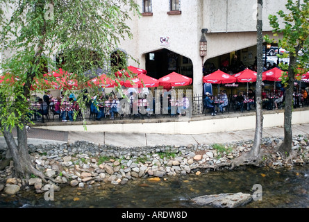 Helen, Géorgie, USA diners sur la terrasse d'un restaurant local bénéficiant d'une cuisine allemande sous les parasols Banque D'Images