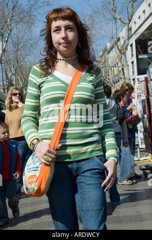 Fille avec maillot vert dans les Ramblas, Barcelone, Catalogne, Espagne Banque D'Images