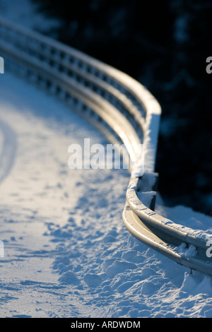 Garde-corps métallique de pont routier enneigé à Winter, Finlande Banque D'Images