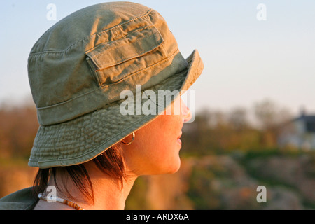 Portrait de jeune femme en toile hat Sunset Rockport Halibut Point State Park Massachusetts Banque D'Images