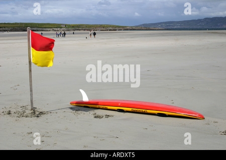 Planche de surf et d'un drapeau sur la plage à Narin, comté de Donegal, Irlande Banque D'Images