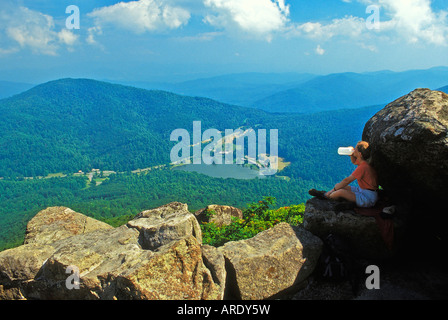 Randonneur sur Sharp Top Mountain Peaks of Otter, Blue Ridge Parkway, Virginia, USA Banque D'Images