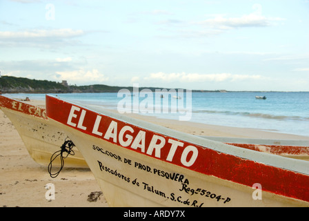 Close Up of El Legarto bateau rouge et blanc amarré sur le sable blanc sur la plage de Tulum Quintana Roo Mexique 2007 NR Banque D'Images