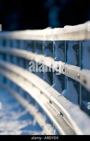 Gros plan d'une rambarde métallique de pont routier enneigé à Winter, Finlande Banque D'Images