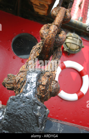 Maillon de chaîne rouillée sur le bateau amarré à Kilmore Quay, comté de Wexford, Irlande Banque D'Images