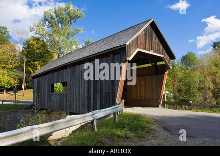 Pont couvert sur la rivière Mad, Warren VT Banque D'Images