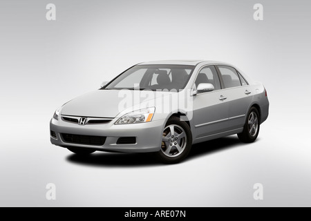 2006 Honda Accord Hybrid en argent - angle de vue avant Banque D'Images