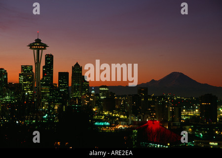 Seattle Skyline à l'aube avec Space Needle et Mt. Rainier dans l'arrière-plan. Banque D'Images