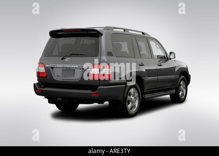 2006 Toyota Land Cruiser dans Gray - vue d'angle arrière Banque D'Images