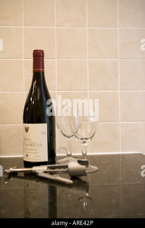 Bouteille de vin rouge et deux verres sur une surface cuisine Banque D'Images