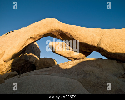 Arche naturelle formation à Joshua Tree National Park en Californie Banque D'Images