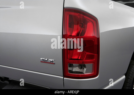 2006 Dodge Ram 2500 SLT en argent - Feu arrière Banque D'Images