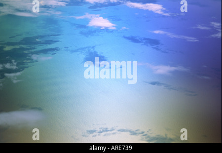 Vue aérienne de la mer océan bleu calme surface texture avec des nuages, des ombres et des îles Banque D'Images