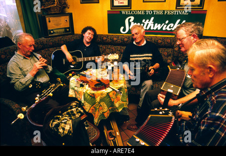 Le pub irlandais traditionnel de musiciens jouant de la musique dans le bar de l'île de la ville de Kilrush, comté de Clare, Irlande de l'ouest. Banque D'Images