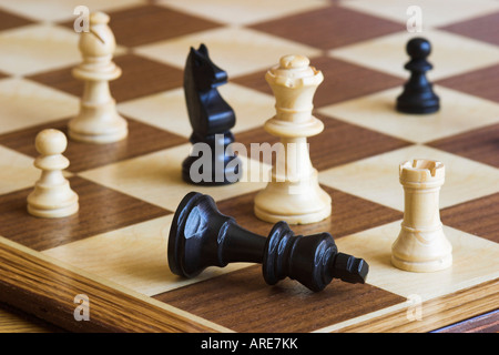 Un jeu d'échecs avec le roi noir sur le côté. Banque D'Images