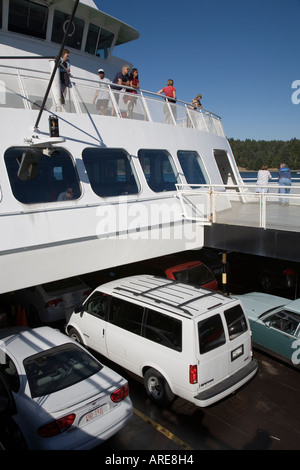 Les véhicules stationnés sur le pont et les passagers sur le Canada Vancouver BC ferry Banque D'Images