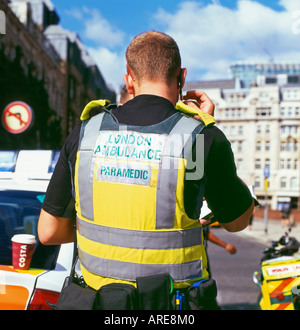Vue arrière de la paramédic ambulancier dans le London Ambulance Service à la gare de Liverpool Street à Londres, Angleterre, RU KATHY DEWITT Banque D'Images