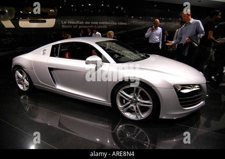 Appuyez sur les personnes à la recherche d'une nouvelle voiture élégante expose au Salon International de l'Auto de Paris. Banque D'Images