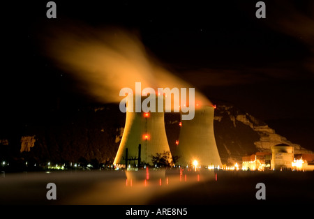 Les tours de refroidissement d'une grande centrale nucléaire en France. C'est actuellement un regain d'intérêt mondial dans l'énergie nucléaire. Banque D'Images