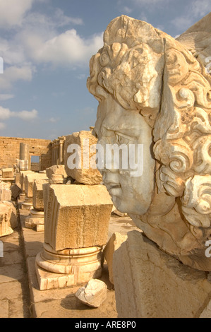 Close-up of a statue la tête dans les ruines de Leptis Magna, le site en Libye. Banque D'Images