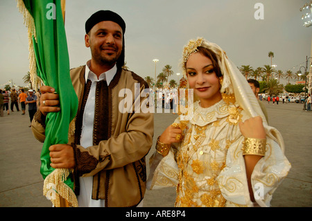 Portrait d'un couple portant un costume traditionnel et tenant un drapeau libyen lors de célébrations à Tripoli, Libye. Banque D'Images