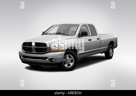 2006 Dodge Ram 2500 SLT dans Argent - angle de vue avant Banque D'Images