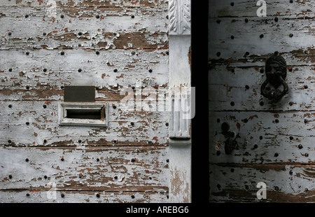 Gris-brun double portes en bois peint ancien en France Banque D'Images