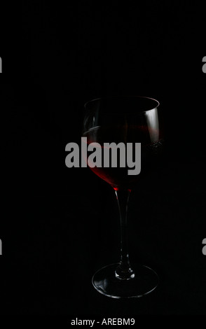 Verre de vin rouge pour les points saillants photographié sur un fond noir, format vertical. L'un d'une série par le même photograp Banque D'Images