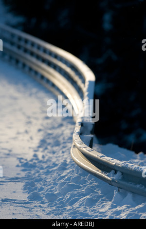 Garde-corps métallique de pont routier enneigé à Winter, Finlande Banque D'Images