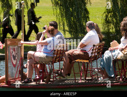 Close up de personnes appréciant les Swan en barque dans les jardins publics de Boston Massachusetts USA Banque D'Images