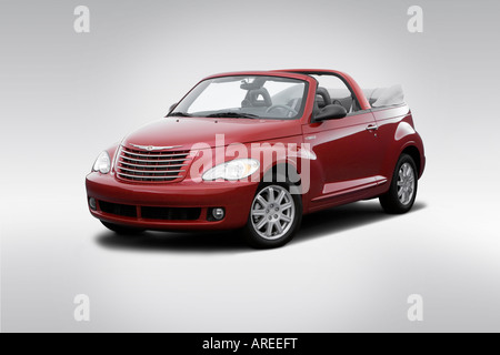 2006 Chrysler PT Cruiser Touring Conv en rouge - angle de vue avant Banque D'Images