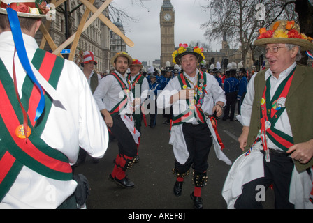 Morris Dancers effectuer la danse de l'épée sur la rue en face de UK Chambres du Parlement lors de la London New Year Parade, 2008 Banque D'Images