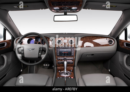 2006 Bentley Continental Flying Spur dans Gray - planche de bord, console centrale, le levier de vitesses voir Banque D'Images