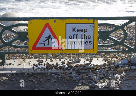 Marcher sur les épis signer la plage de Brighton Banque D'Images