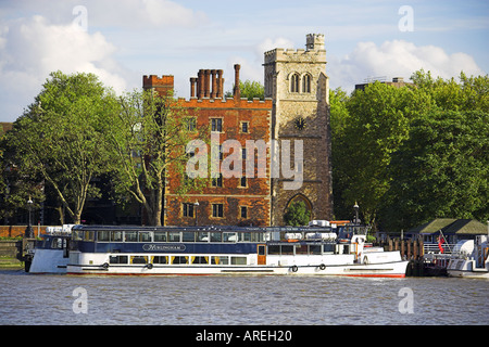 Navire de plaisance en face de Lambeth Palace, la résidence de l'archevêque de Canterbury, Tamise, Londres Banque D'Images