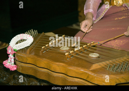 Khim un instrument à cordes asiatique. le kim est un instrument de musique à cordes dérivé du Santur persan, joué dans le hall de l'hôtel. Thaïlande Banque D'Images