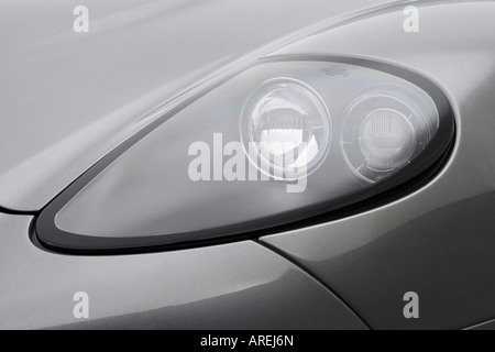 2006 Aston Martin V12 Vanquish S en argent - Phare Banque D'Images