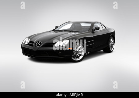 2006 Mercedes-Benz SLR McLaren en noir - angle de vue avant Banque D'Images