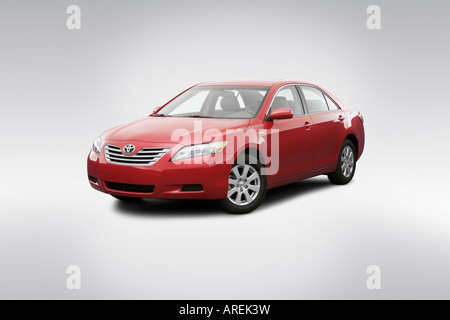 2007 Toyota Camry hybride 2008 en rouge - angle de vue avant Banque D'Images