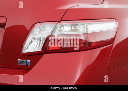 2007 Toyota Camry hybride 2008 en rouge - feu arrière Banque D'Images