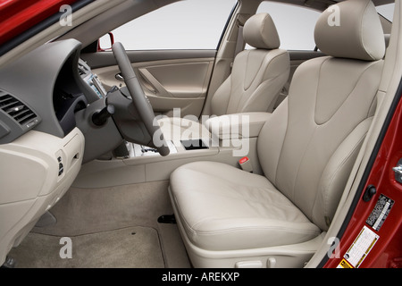 2007 Toyota Camry hybride 2008 en rouge - sièges avant Banque D'Images