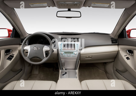 2007 Toyota Camry hybride 2008 en rouge - planche de bord, console centrale, le levier de vitesses voir Banque D'Images