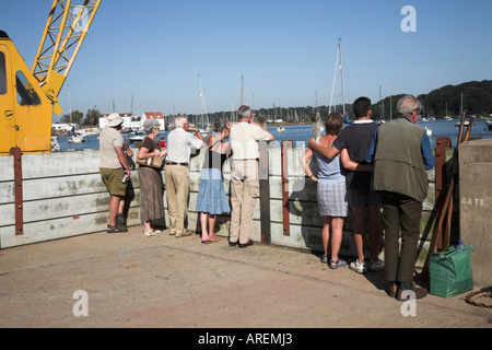 Les gens à la recherche sur la rivière River Deben Woodbridge Suffolk Angleterre semaine maritime Banque D'Images