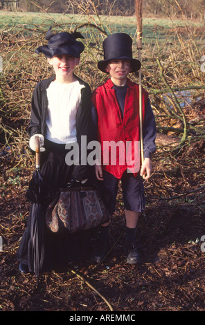 Les enfants de l'école primaire vêtus de costumes pour leur journée victorienne Suffolk Angleterre Banque D'Images