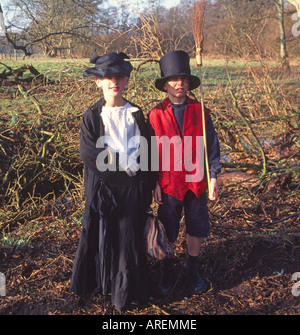 Primary school children dressed in costumes pour leur journée victorienne Suffolk Angleterre Banque D'Images