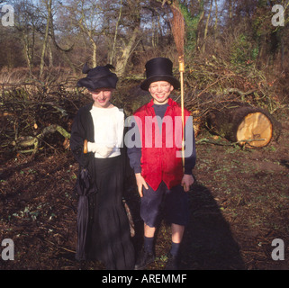 Les enfants de l'école primaire dressed in costumes pour leur journée victorienne Suffolk Angleterre Banque D'Images